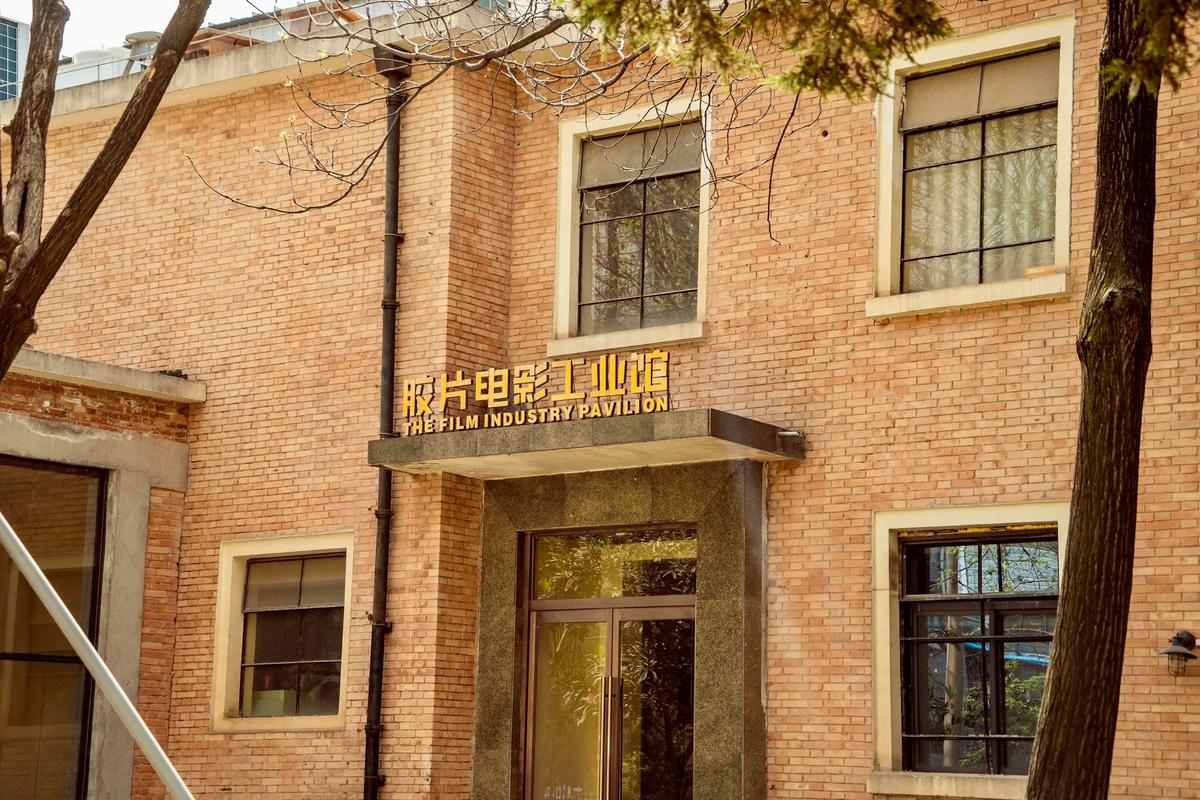 女子下体有黄色分泌物的相关介绍