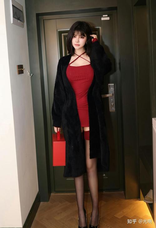 操美女老师一整夜的相关介绍