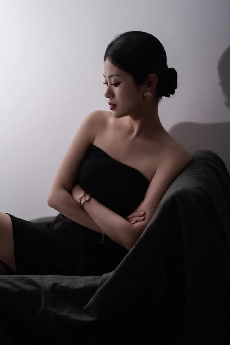 女性白色分泌物多发黄是怎么回事的相关介绍