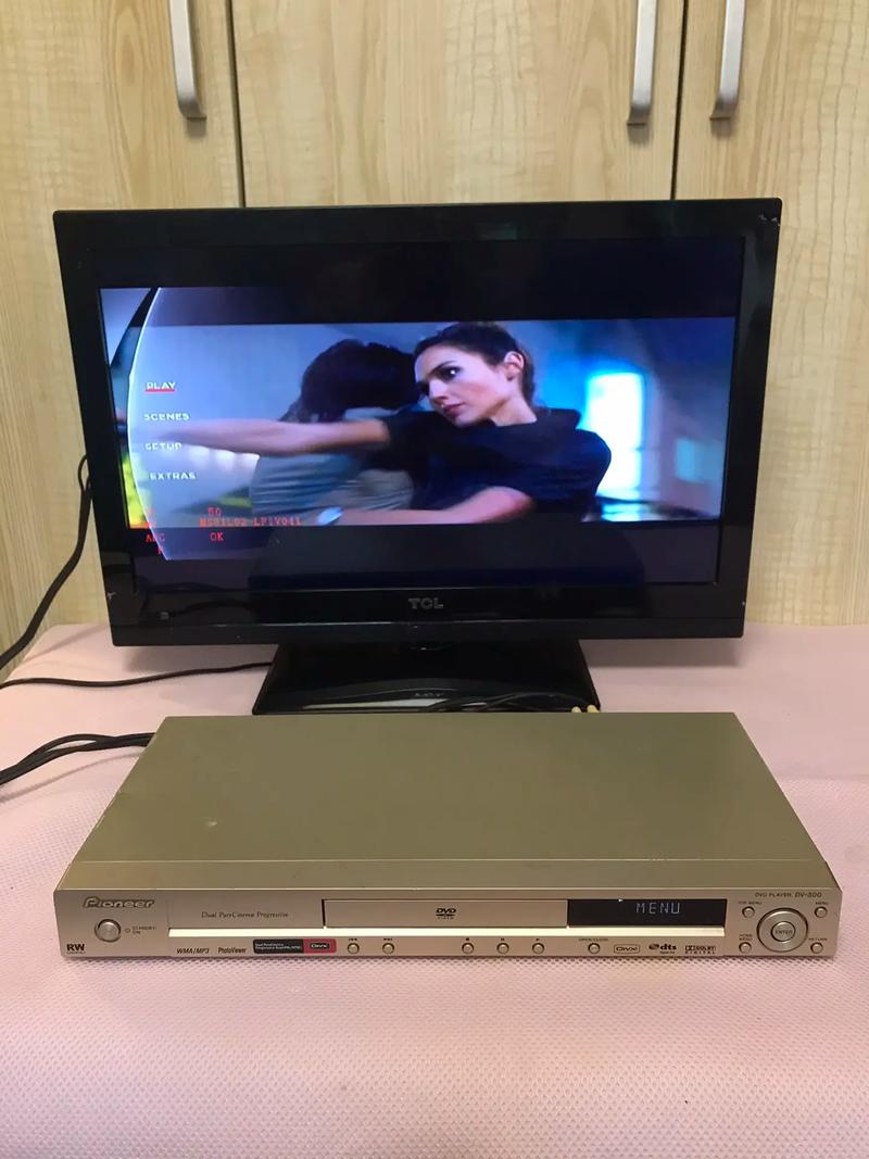 上面一边摸下面一边亲的相关介绍