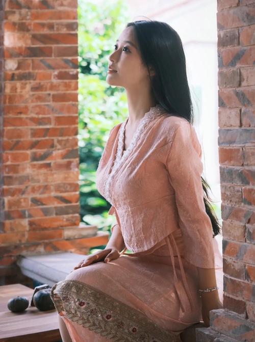 美女老师亲热的相关介绍