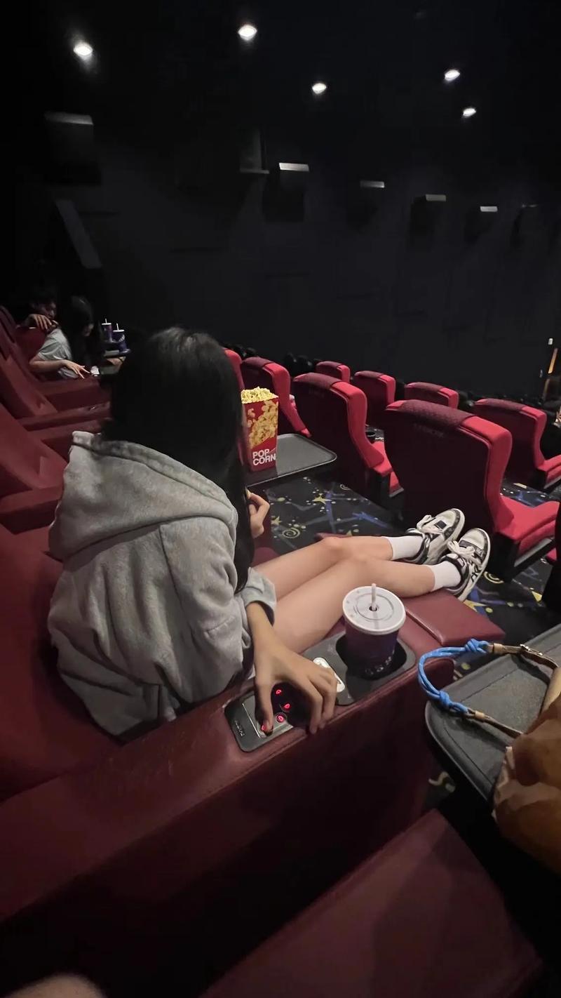一边舔一边摸视频的相关介绍